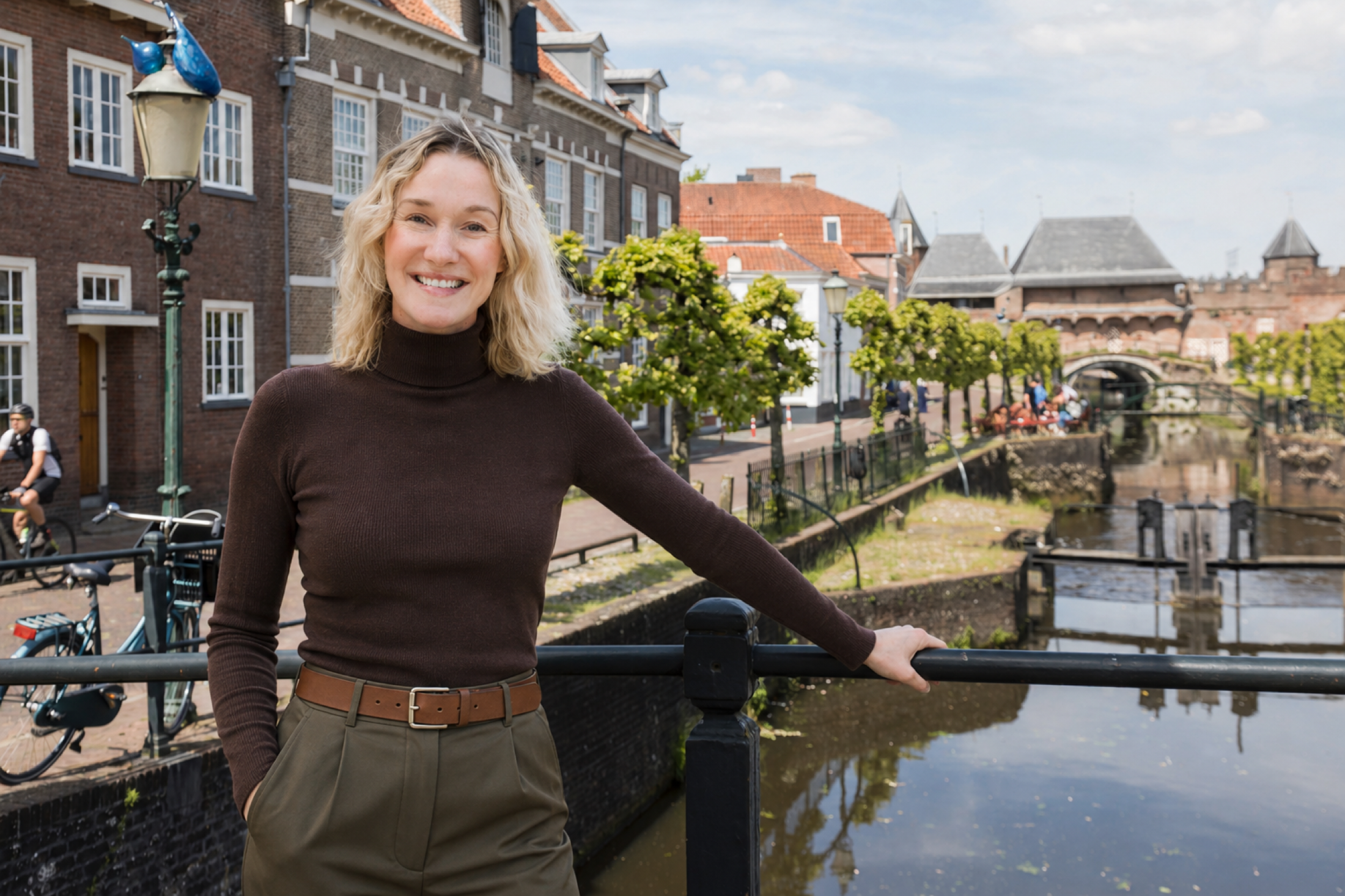 Anouchka Bonnes bij de Koppelpoort in Amersfoort